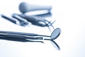 Utstyr som brukes i tannbehandling ved undersøkelse og trekking av visdomstann