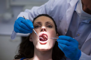 Tannlegevakt undersøker pasient for tannbyll, viktig å komme seg raskt til tannlegen