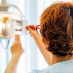 Tannlege som undersøker røntgenbilde av skadet tann på tannlegevakten