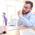 Pasient med vondt i munnen som ønsker å klage på tannbehandling